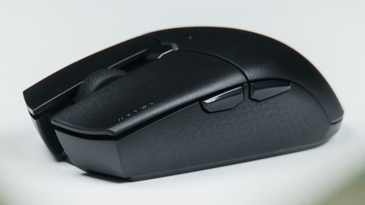 マウスの写真。上部のボタンに加え、側面にふたつのボタンがある。